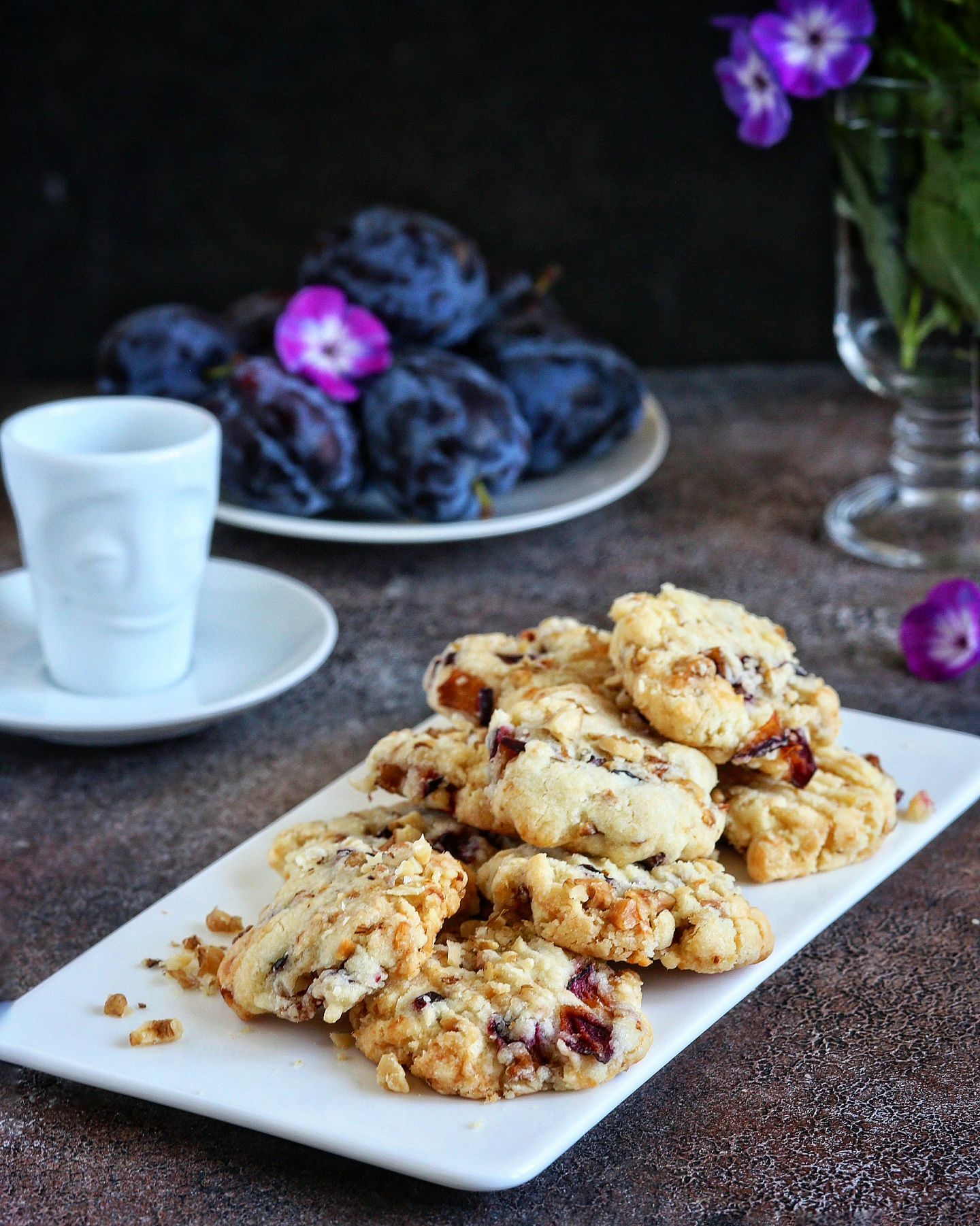 Печеньки с сливами и орехами